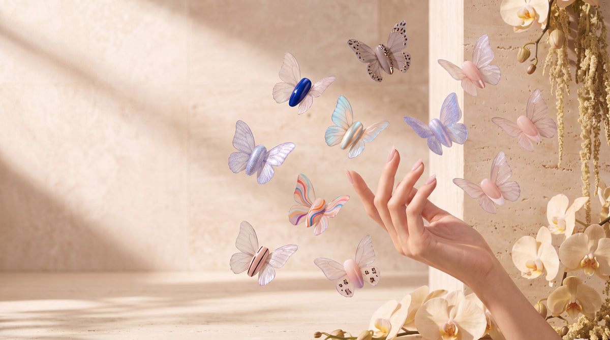 Des papillons dont le corps est un gel La Pose flottent dans une alcôve de travertin ensoleillée vers une main tendue.